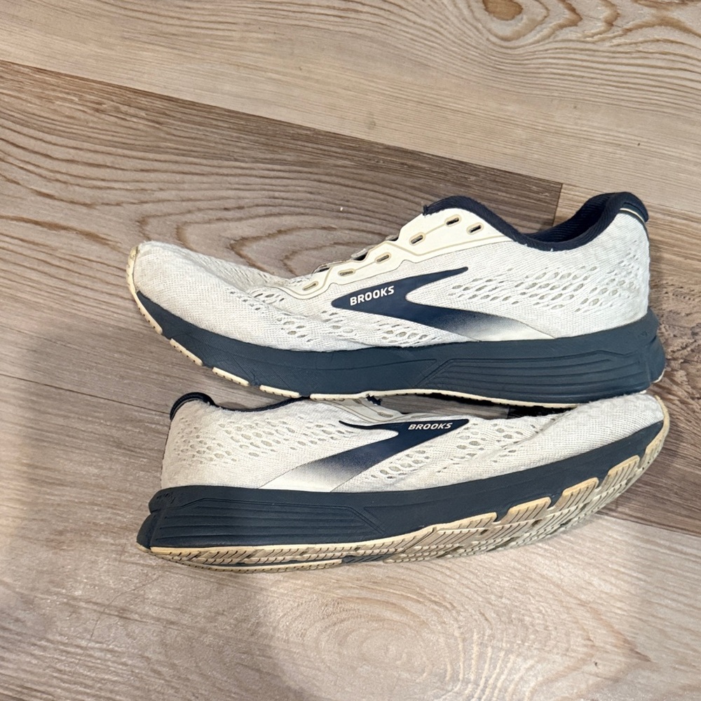 Brooks Women’s Cream and Gray Anthem4